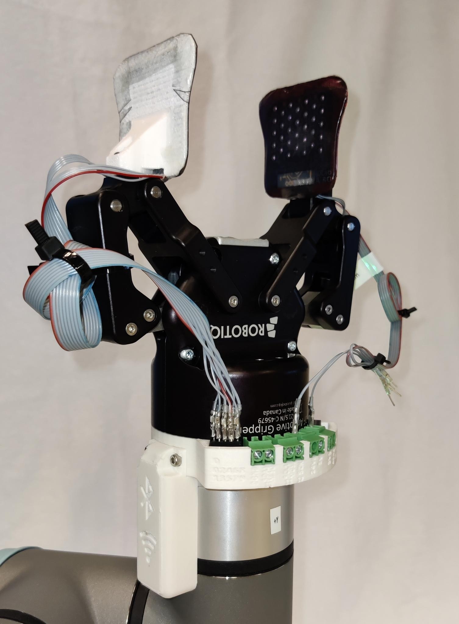 System integration of tactile fingertips on a Robotiq gripper and UR arm making use of the Halberd coupling.