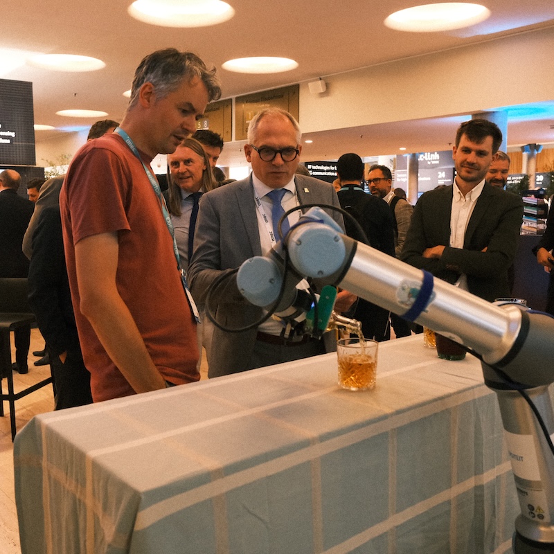 Robot bartender: fully autonomous drink service. 0.7% failure rate on unseen glassware. Featured on VRT News.